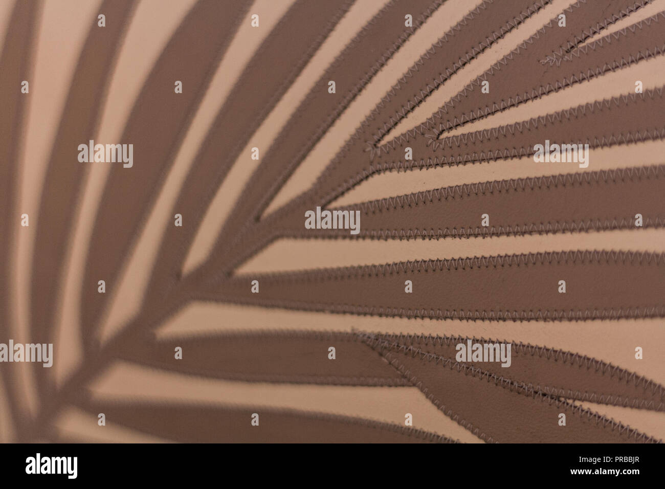 Design d'intérieur de luxe. L'argent, le platine et des accessoires de cuir. Ensemble salle à manger royale, des vacances en famille. Banque D'Images