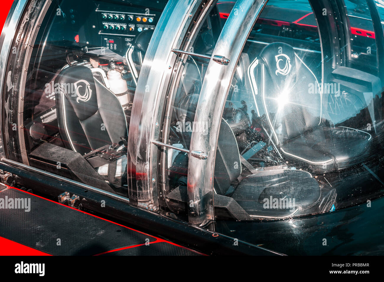 Petit sous-marin, couleur rouge. Trappe ronde, la plongée sous-marine, le transport. La recherche en biologie, l'actif d'exploration des données de profondeur pour les poissons et végétations. Banque D'Images