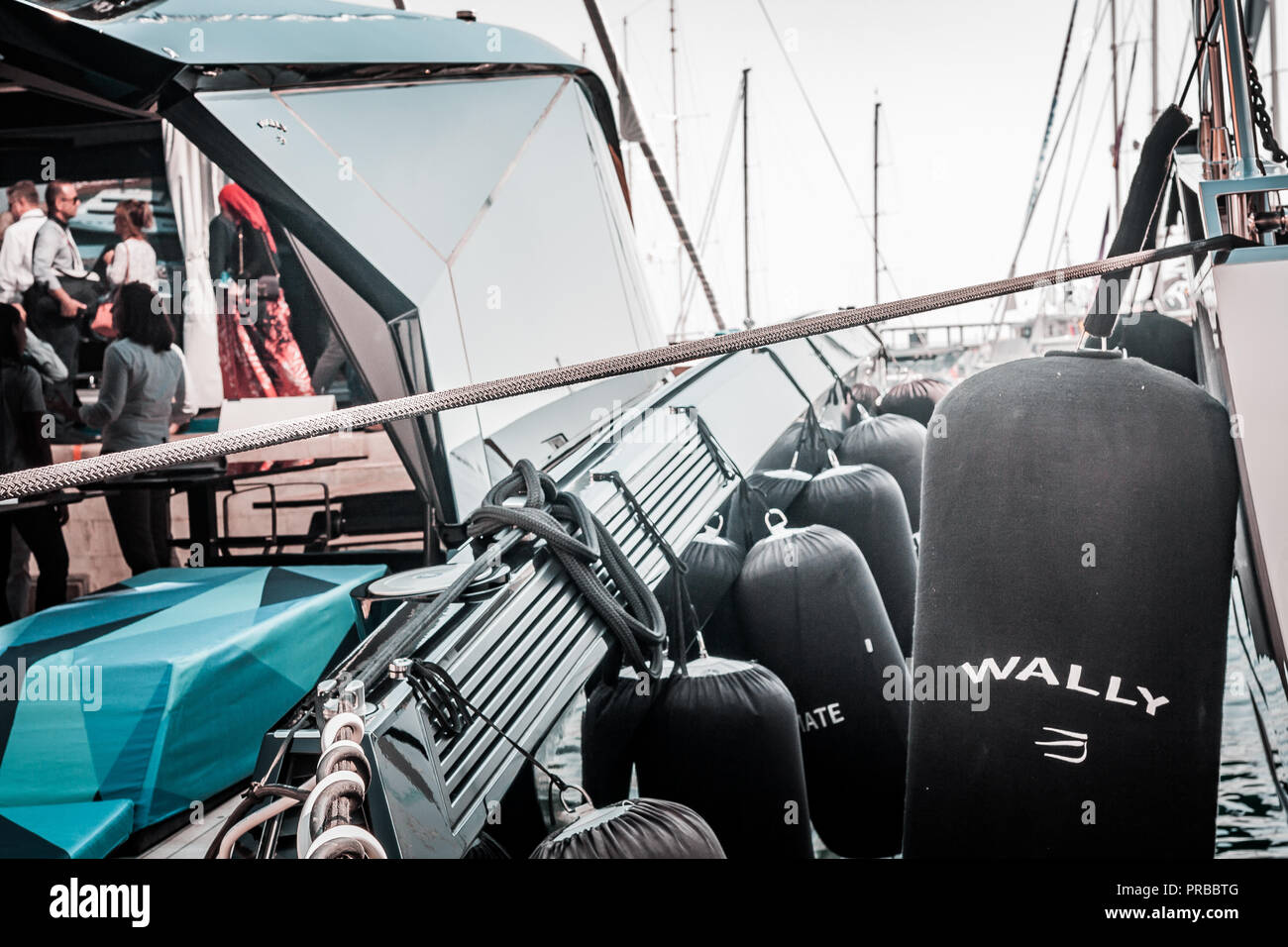Wally yachts, Mat. Puissance, bateau de luxe, détails du Monaco Yacht Show annuel. Meilleur design naval de l'année, de bois et de la fibre de carbone look. Banque D'Images
