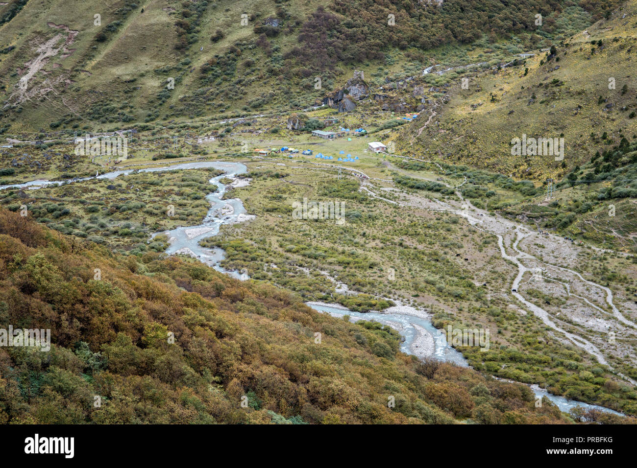 Rivière et Jangothang camp, district de Thimphu, Bhoutan, Trek Snowman Banque D'Images
