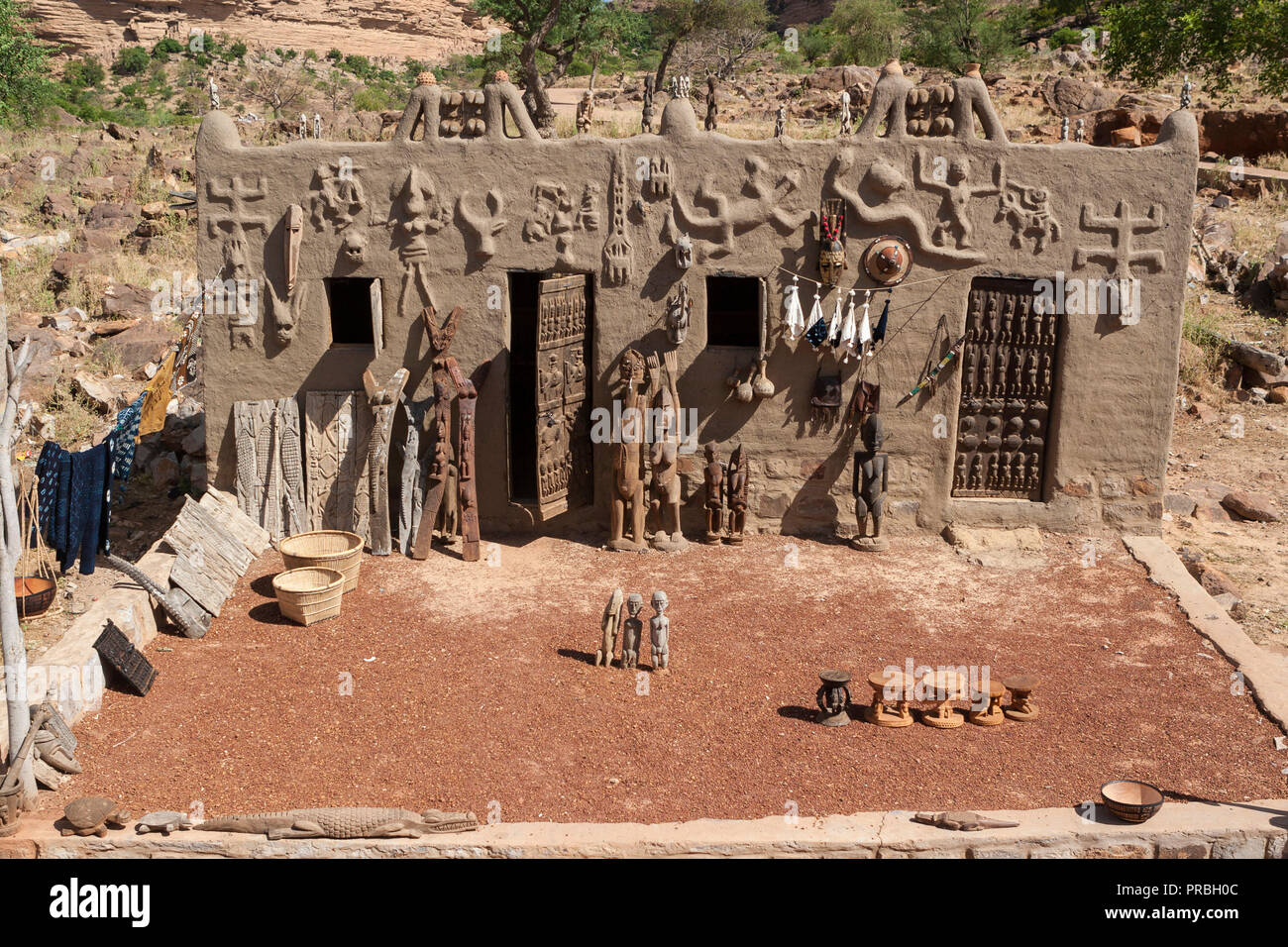 Une maison avec l'art Dogon traditionnel, sculptures et objets au Mali, Afrique Banque D'Images