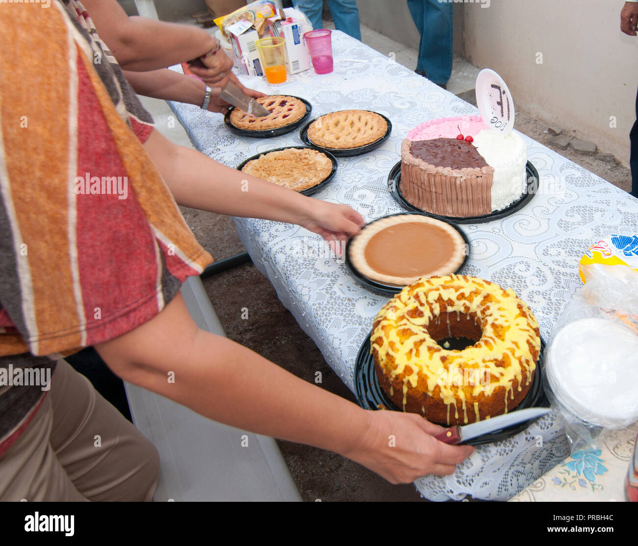 Reunion De Famille Pour Un Gateau D Anniversaire A Mexicali Baja California Le Mexique Photo Stock Alamy Reunion De Famille Pour Un Gateau D Anniversaire A Mexicali Baja California Le Mexique Photo Stock Alamy