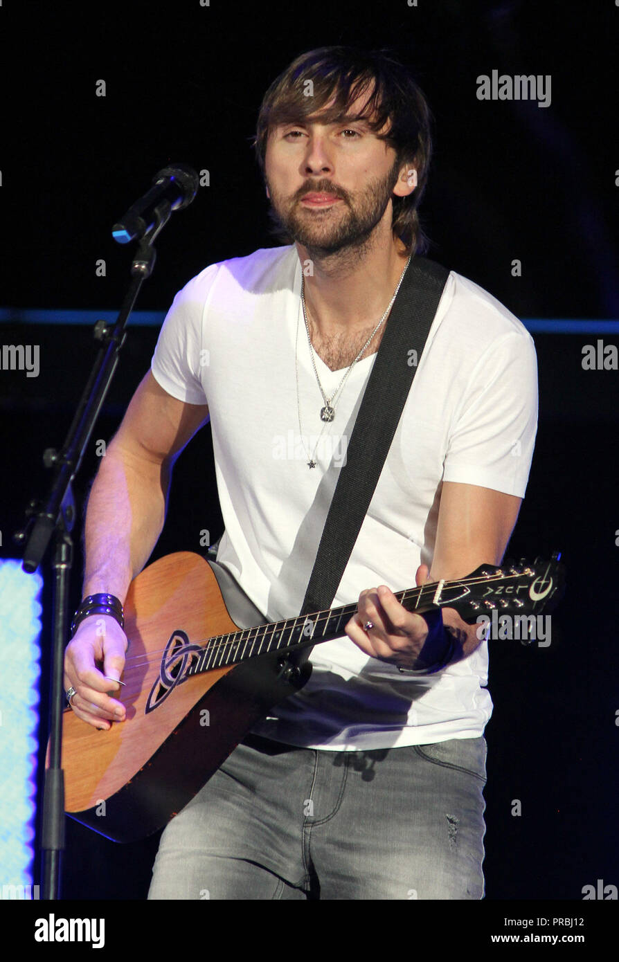 Dave Haywood avec Lady Antebellum se produit en concert à l'Amphithéâtre Cruzan à West Palm Beach, FL le 12 mai 2012. Banque D'Images