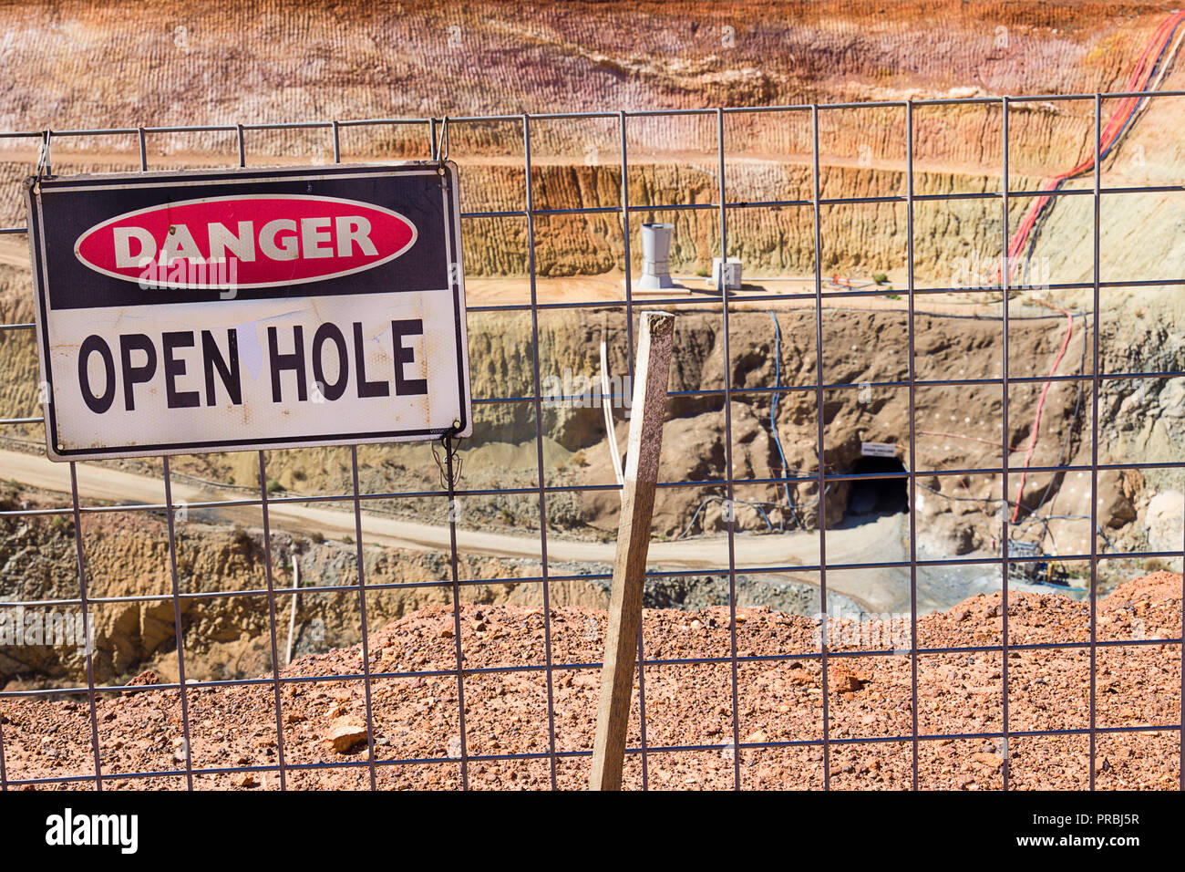 Panneau d'avertissement de sécurité sur l'entrée d'une mine au-dessus de la clôture de la mine d'or dans l'ouest de l'Australie Banque D'Images