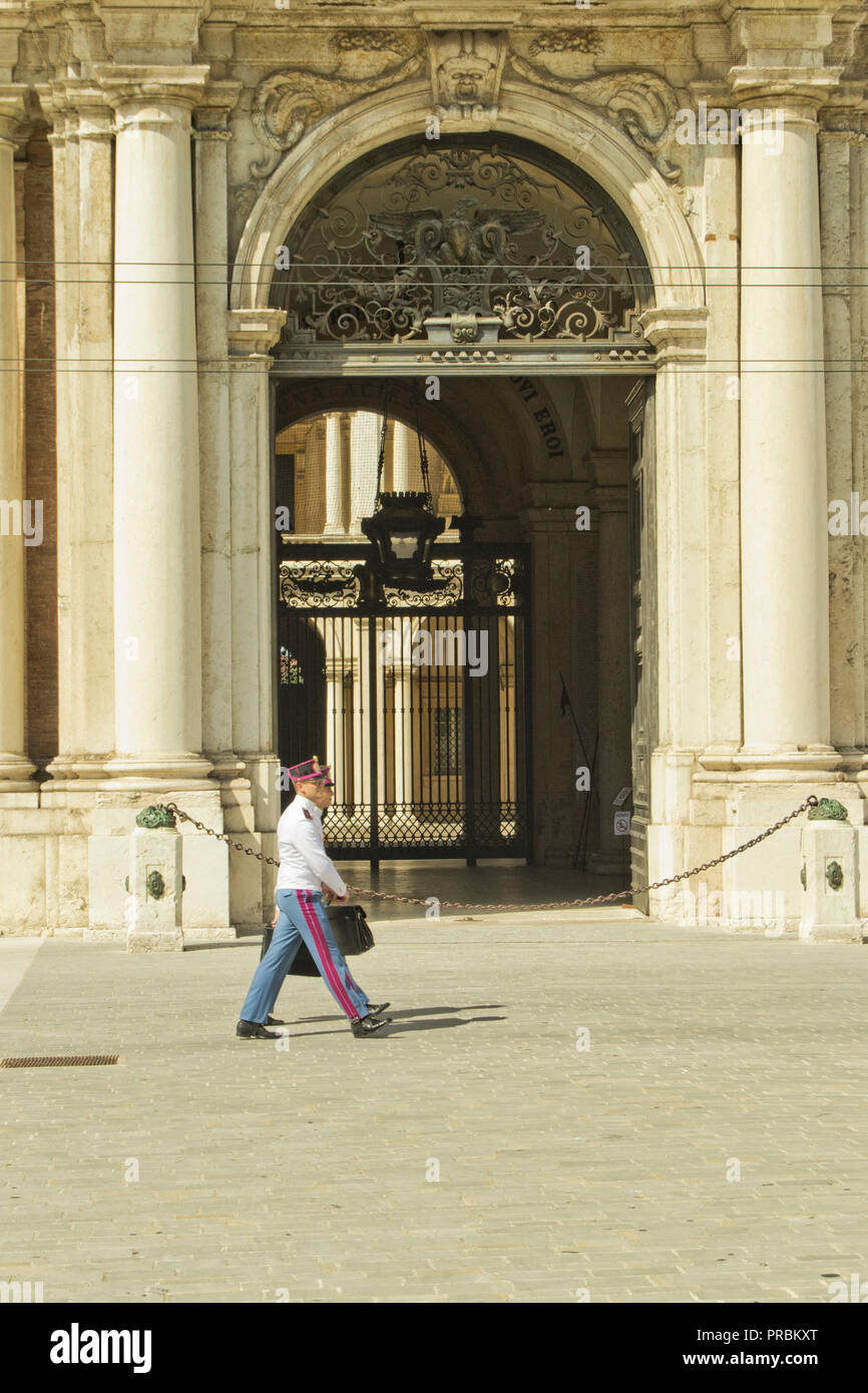 Les cadets de l'armée italienne en marche avant de la porte historique de l'académie de l'armée, Modena, Italie Banque D'Images