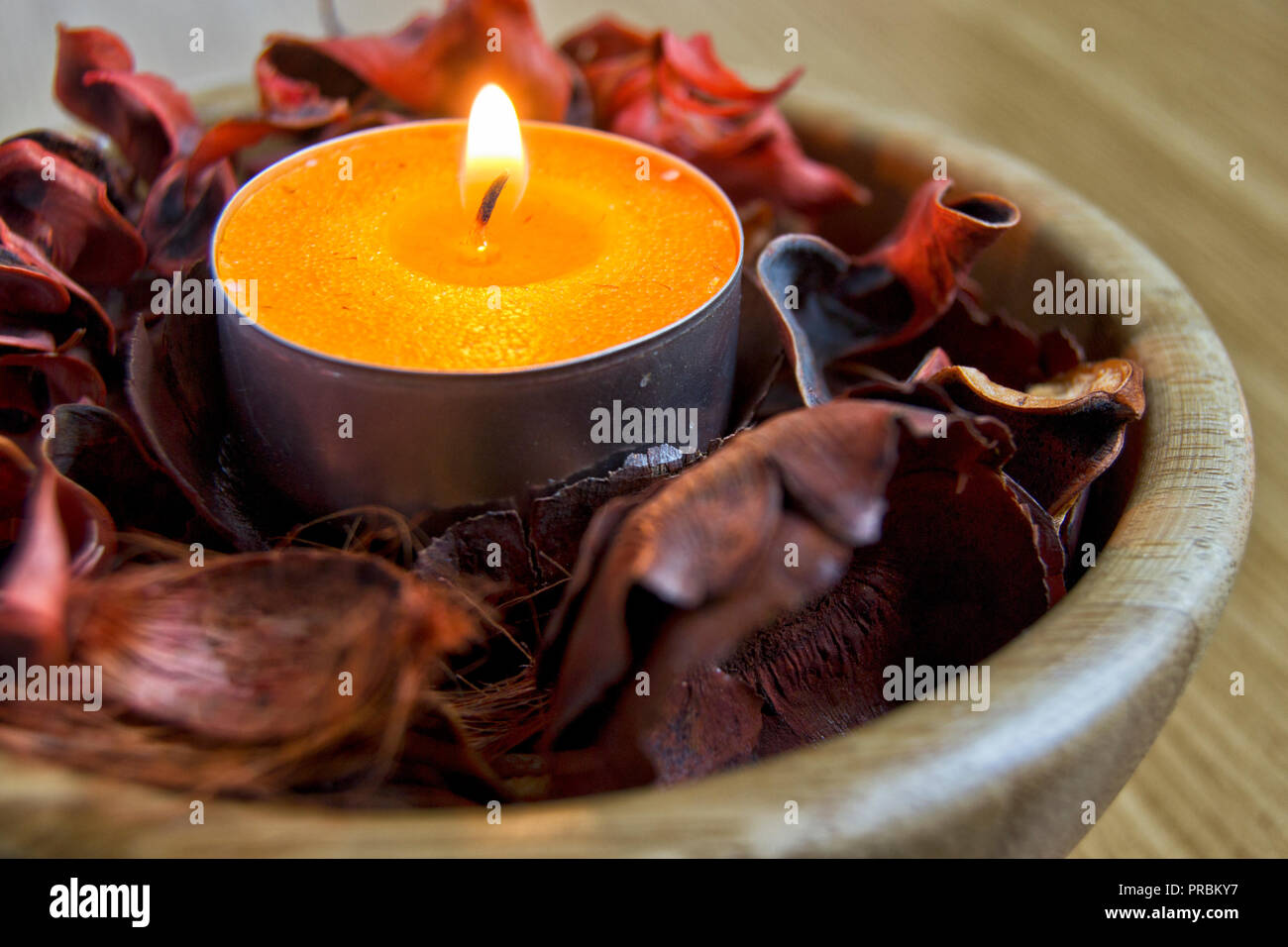 Lumière de bougie jaune avec un pot-pourri pour spa et concept de décoration de Noël Banque D'Images