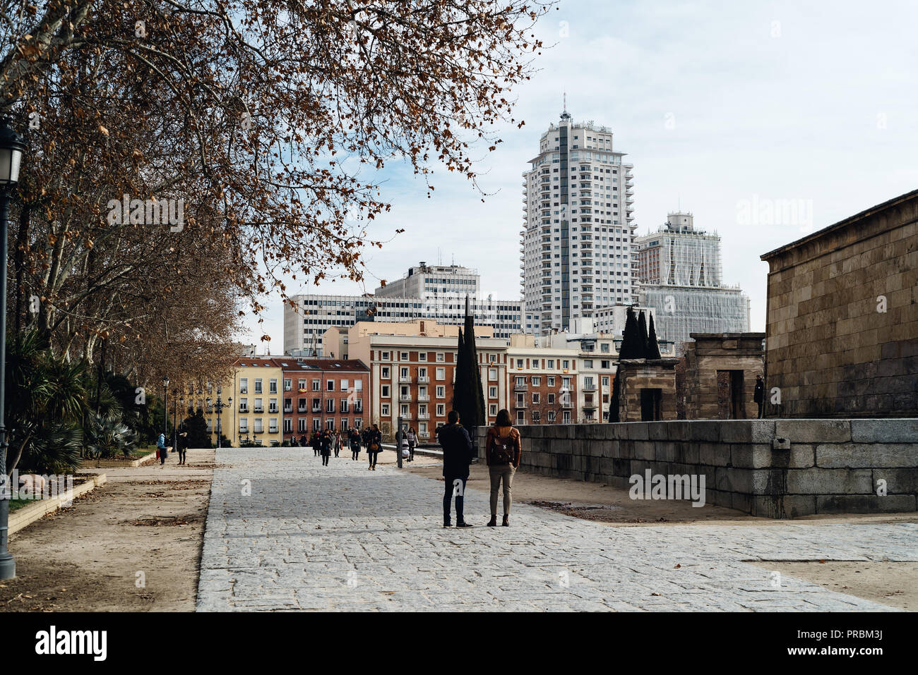 Madrid, Espagne - 13 janvier 2018 : Temple de Debod, contre la ville. Le Temple de Debod est un ancien temple égyptien qui a été démantelé et rebuil Banque D'Images