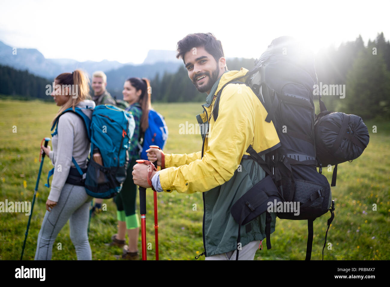 Aventure, Voyage, tourisme, randonnée pédestre et personnes concept - groupe de smiling friends avec sacs à dos et la carte à l'extérieur Banque D'Images