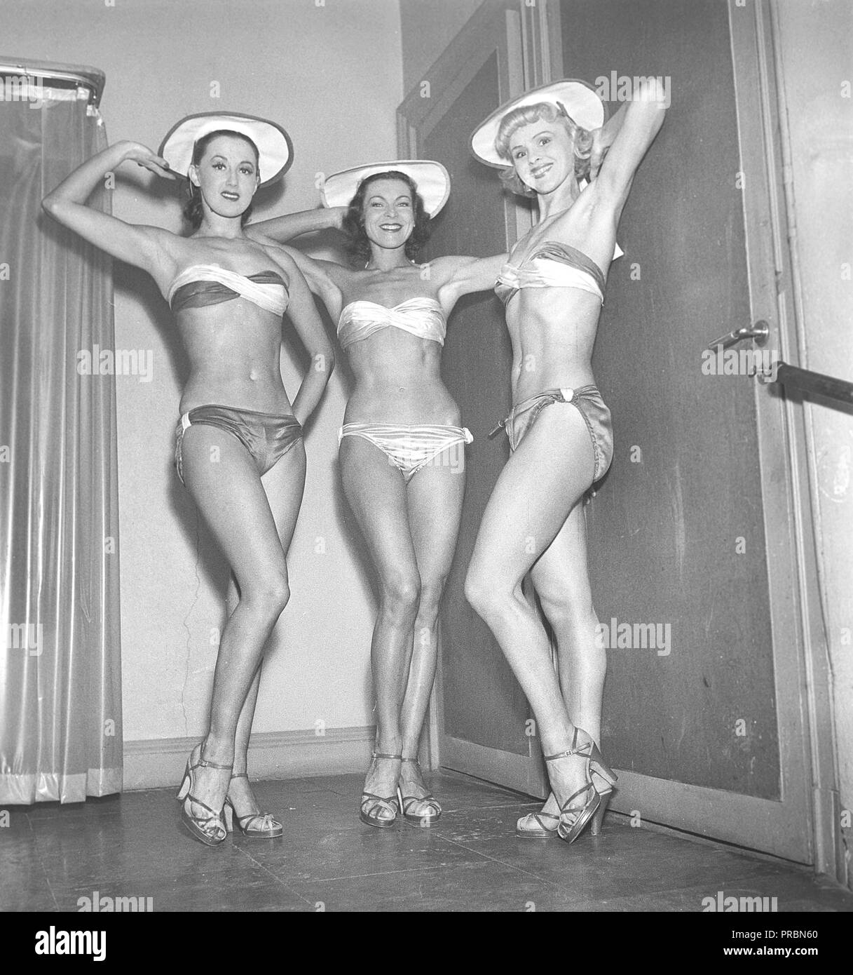 Les femmes des 1950s. Trois jeunes femmes portant le bikini, pose pour le  photographe. Suède 1951. Photo Kristoffersson réf. BE77-7 Photo Stock -  Alamy