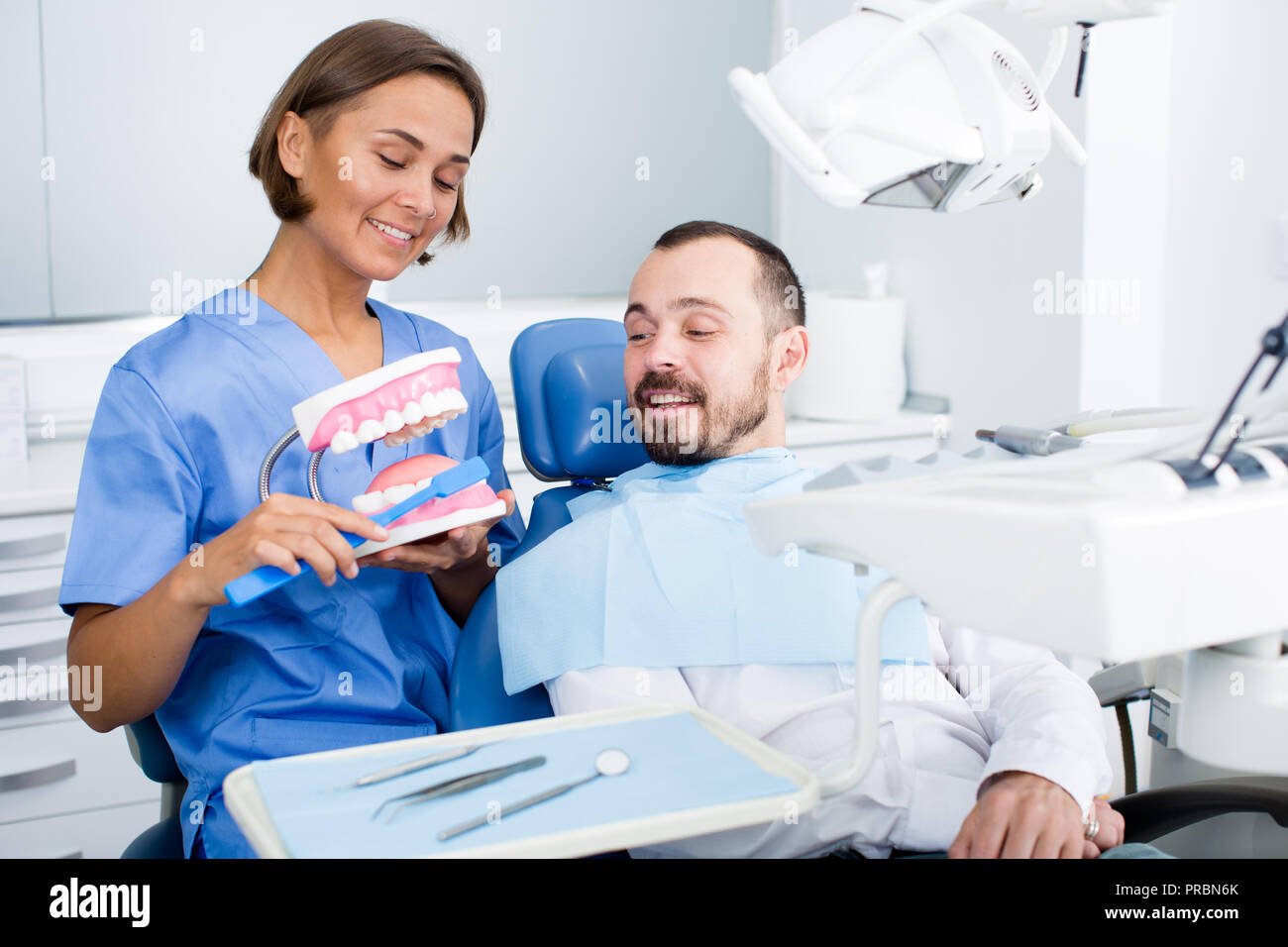 Dentiste en uniforme avec maket de jaw en dit long sur les soins de santé  dans une clinique dentaire Photo Stock - Alamy