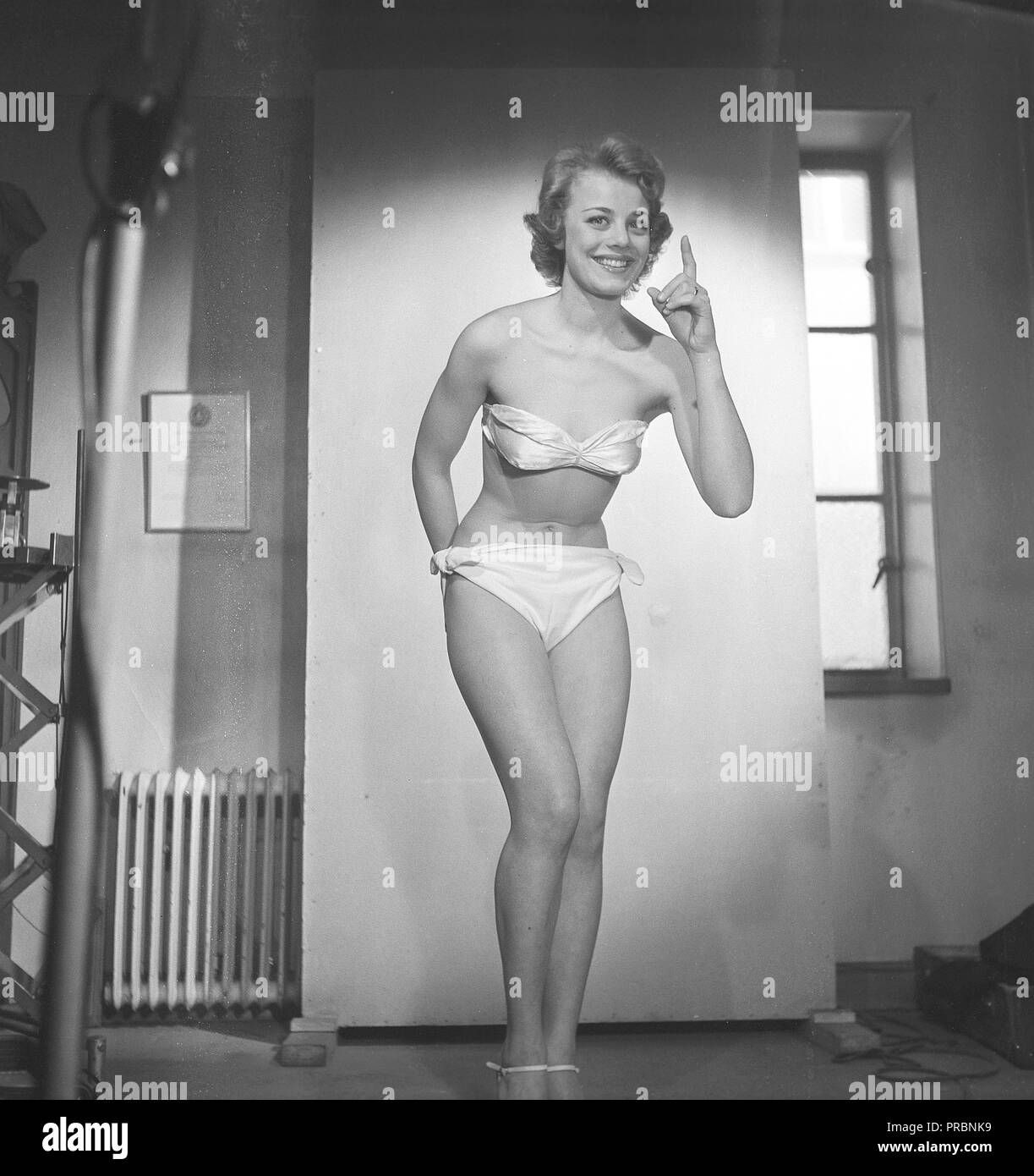 Femme des années 50. Jeune fille suédoise représentée portant un bikini. La  Suède des années 1950. Kristoffersson Photo ref BP19-4 Photo Stock - Alamy