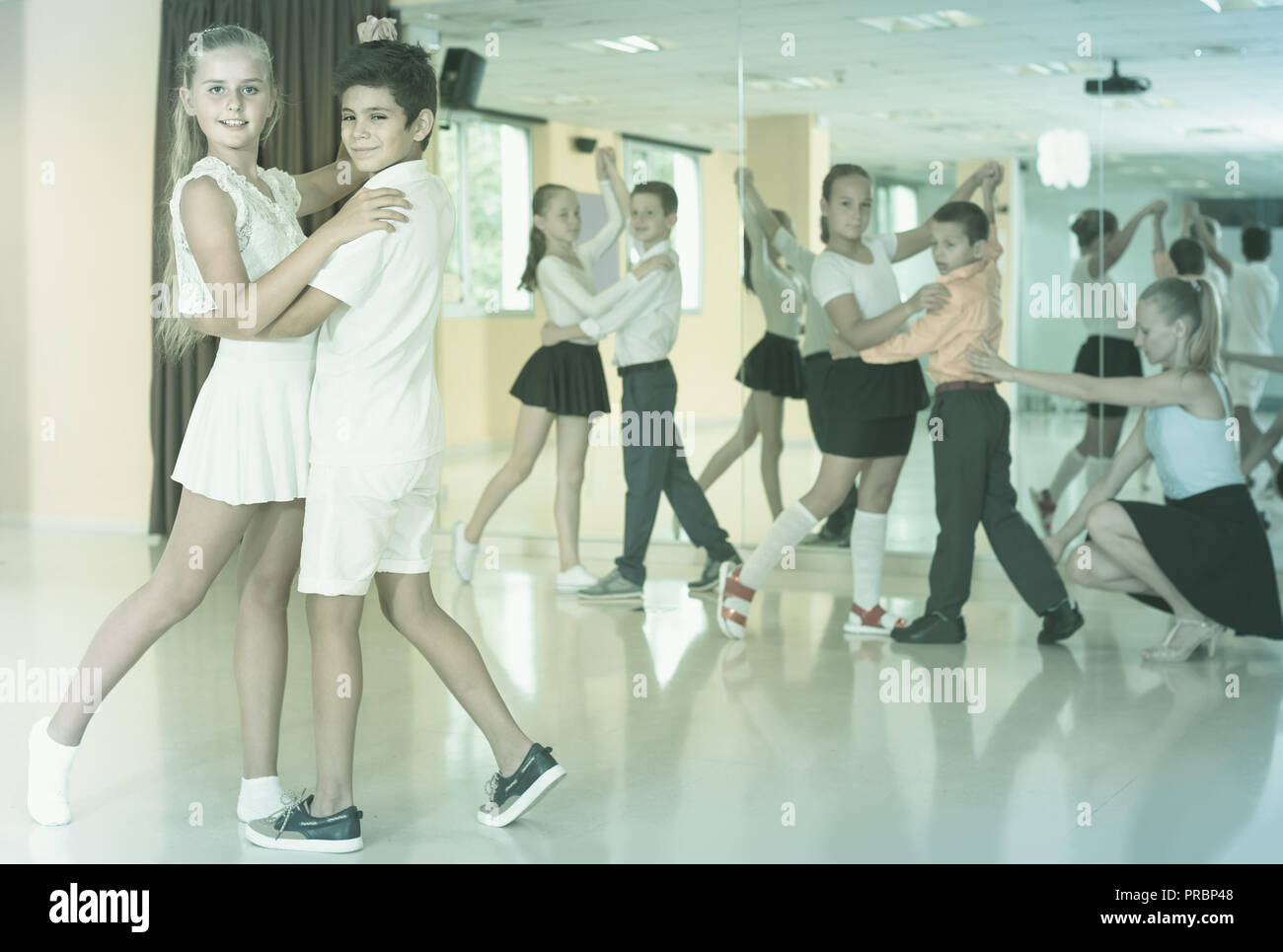 Les enfants russes souriants danser La danse en classe paire Banque D'Images