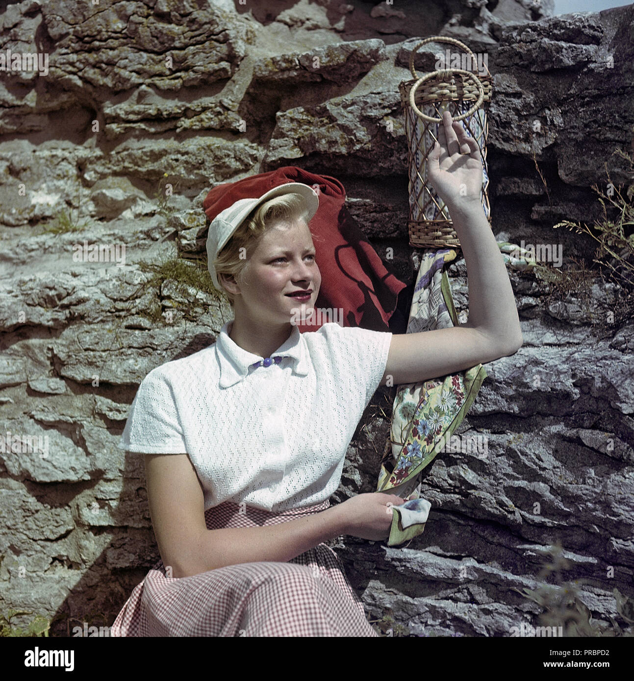 La mode des années 1950. Une jeune femme porte un chemisier blanc et un chapeau assorti. La Suède des années 1950. Ref BV88-2 Banque D'Images