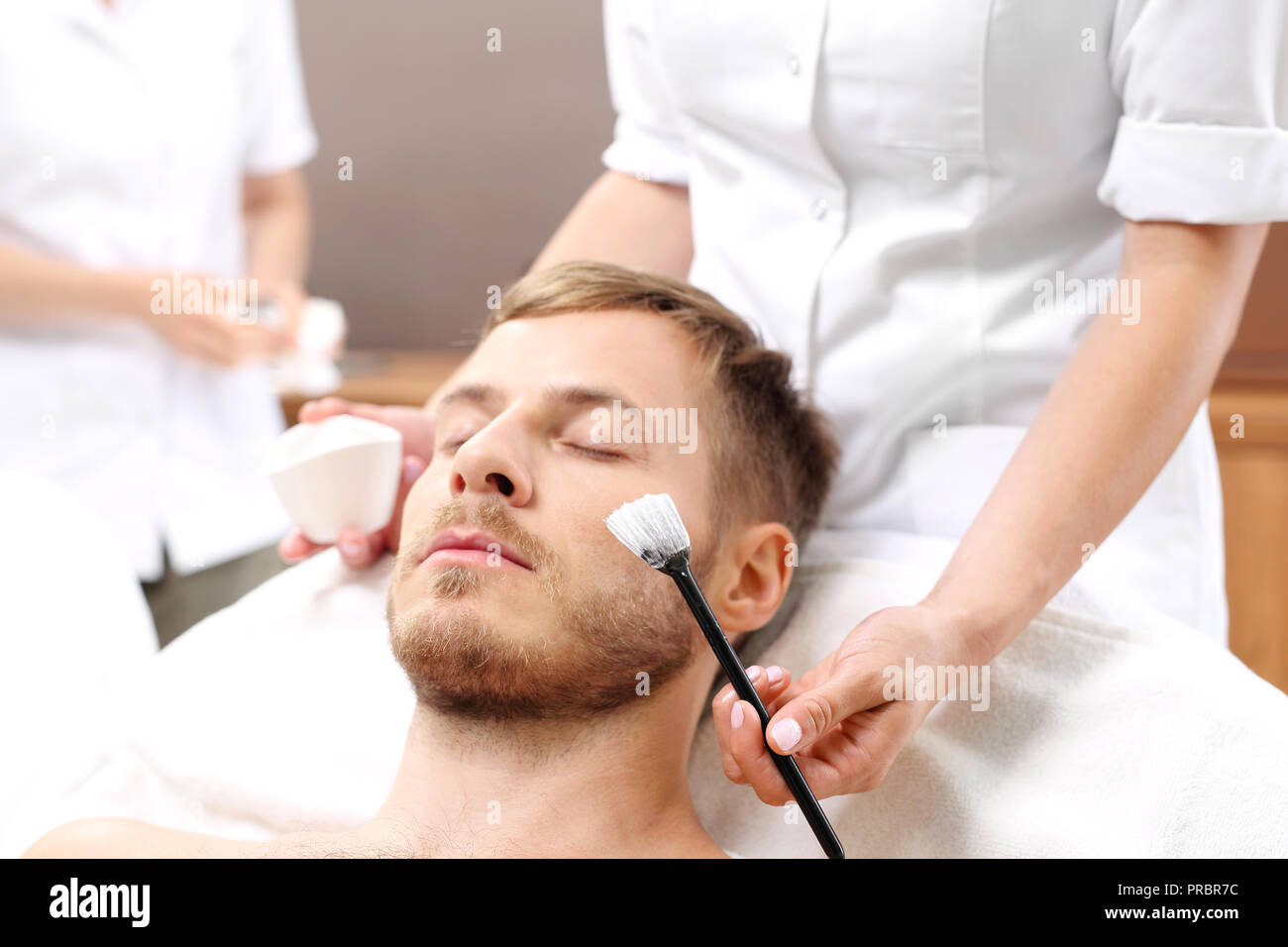 Masque de nettoyage, soins aux hommes. Hommes dans le salon de beauté pour le soin de la peau du visage. Banque D'Images