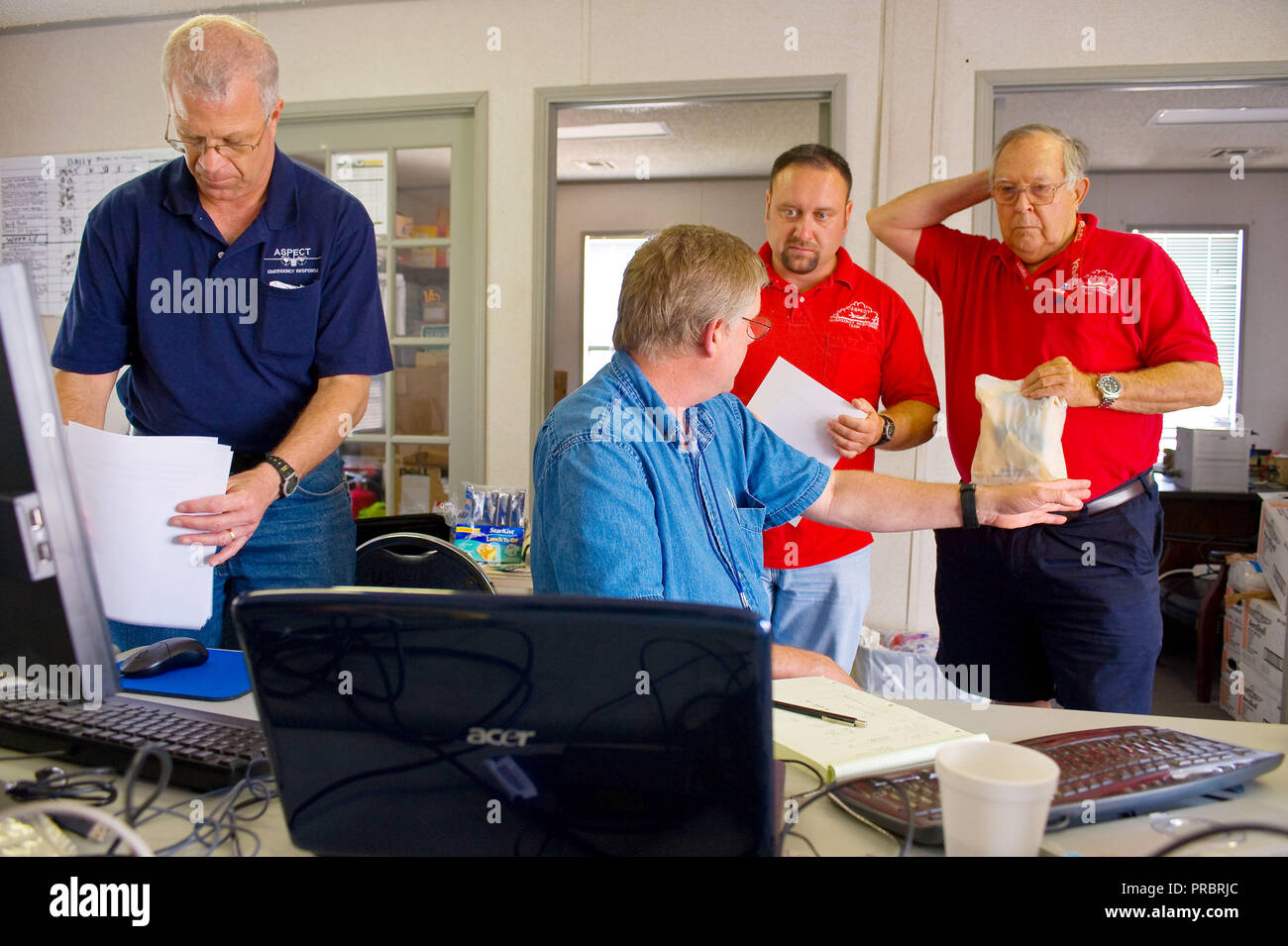 Les travailleurs de discuter de plans sur la base de tests de l'eau et la récupération après le déversement de pétrole de BP 2010 Banque D'Images