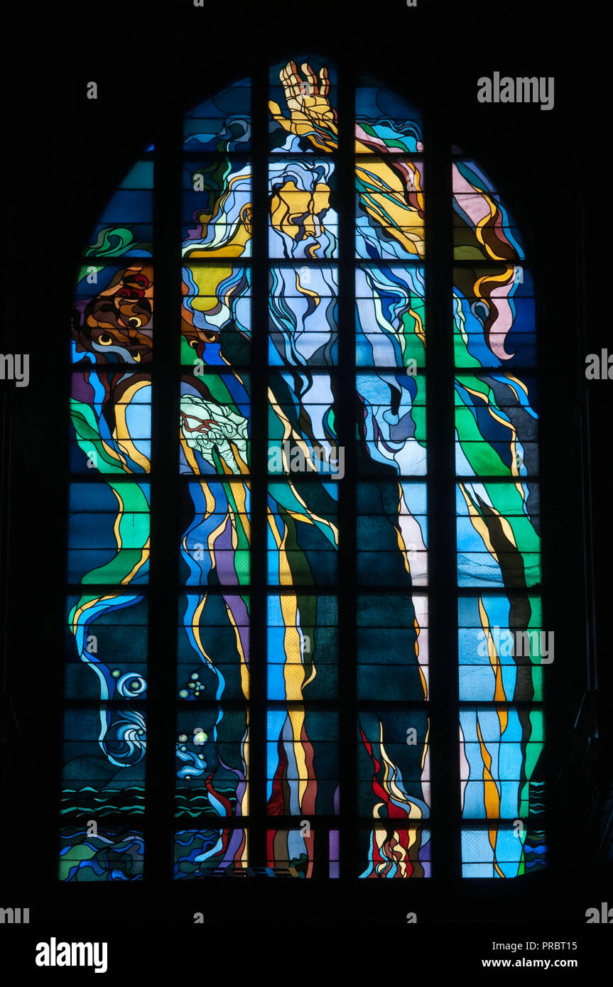Dieu le Créateur, l'Art nouveau vitrail, conçu par Stanislaw Wyspianski, à l'église franciscaine, Cracovie, Pologne Banque D'Images