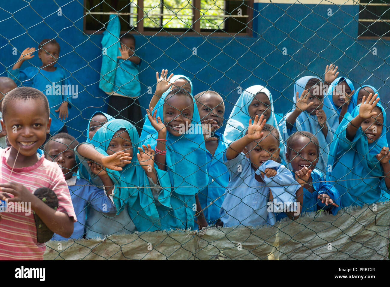Un groupe de jeunes enfants de l'école forme à partir de la cour de l'école sur Uzi island, Zanzibar, Tanzanie Banque D'Images