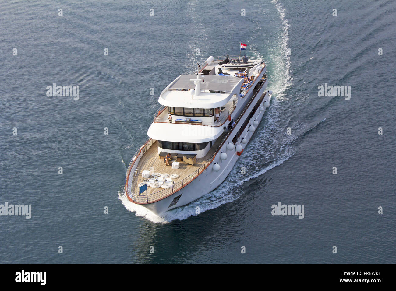 Petit bateau de croisière naviguant à travers la mer Adriatique - Photographie aérienne Banque D'Images