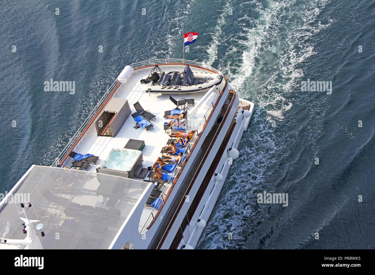 Petit bateau de croisière naviguant à travers la mer Adriatique - Photographie aérienne Banque D'Images