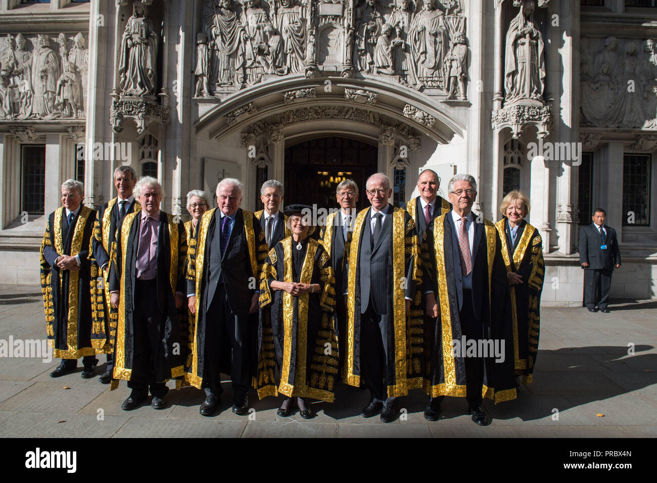 Les juges de la Cour suprême posent pour une photo de groupe à l'extérieur de la Cour suprême, Londres, avant d'assister à l'assemblée annuelle publique du juge à l'abbaye de Westminster, qui marque le début de la nouvelle année judiciaire. Banque D'Images