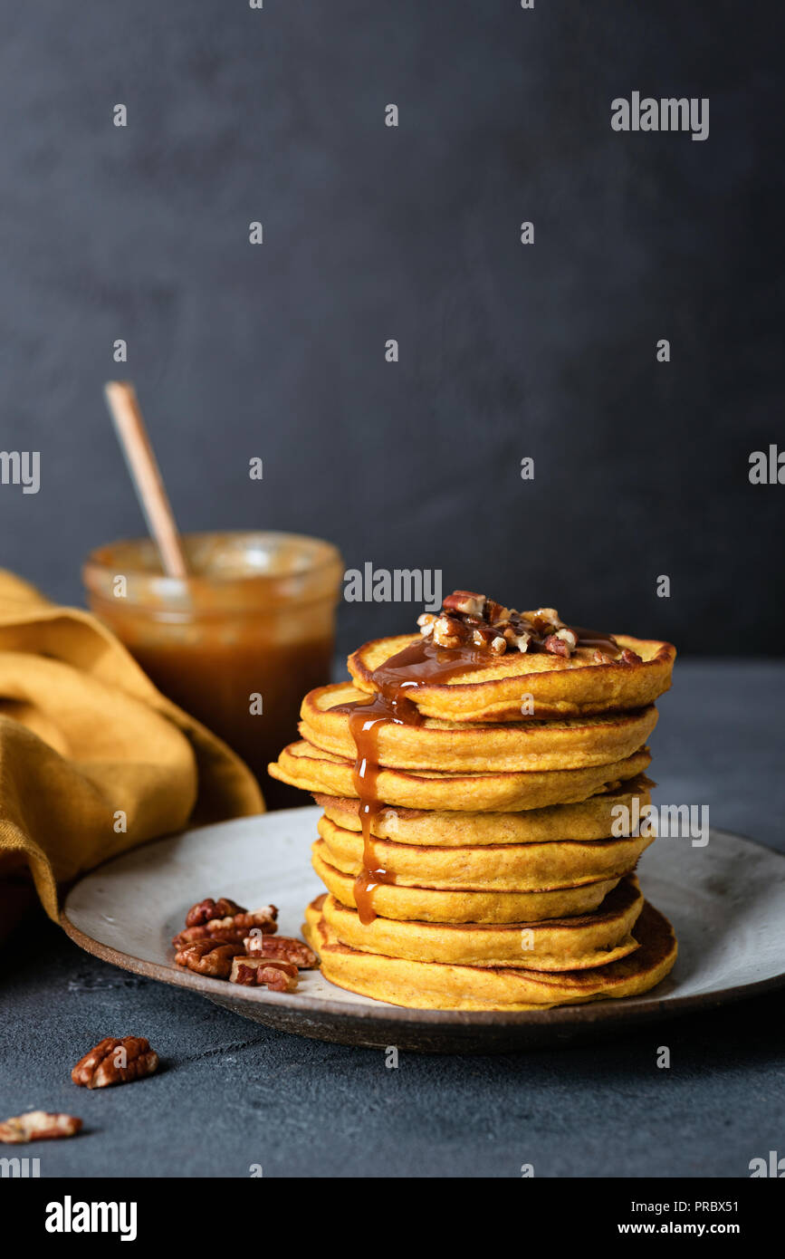 Crêpes à la citrouille avec la sauce au caramel. Petit-déjeuner le jour de l'action de grâces. American savoureux pancakes citrouille Banque D'Images