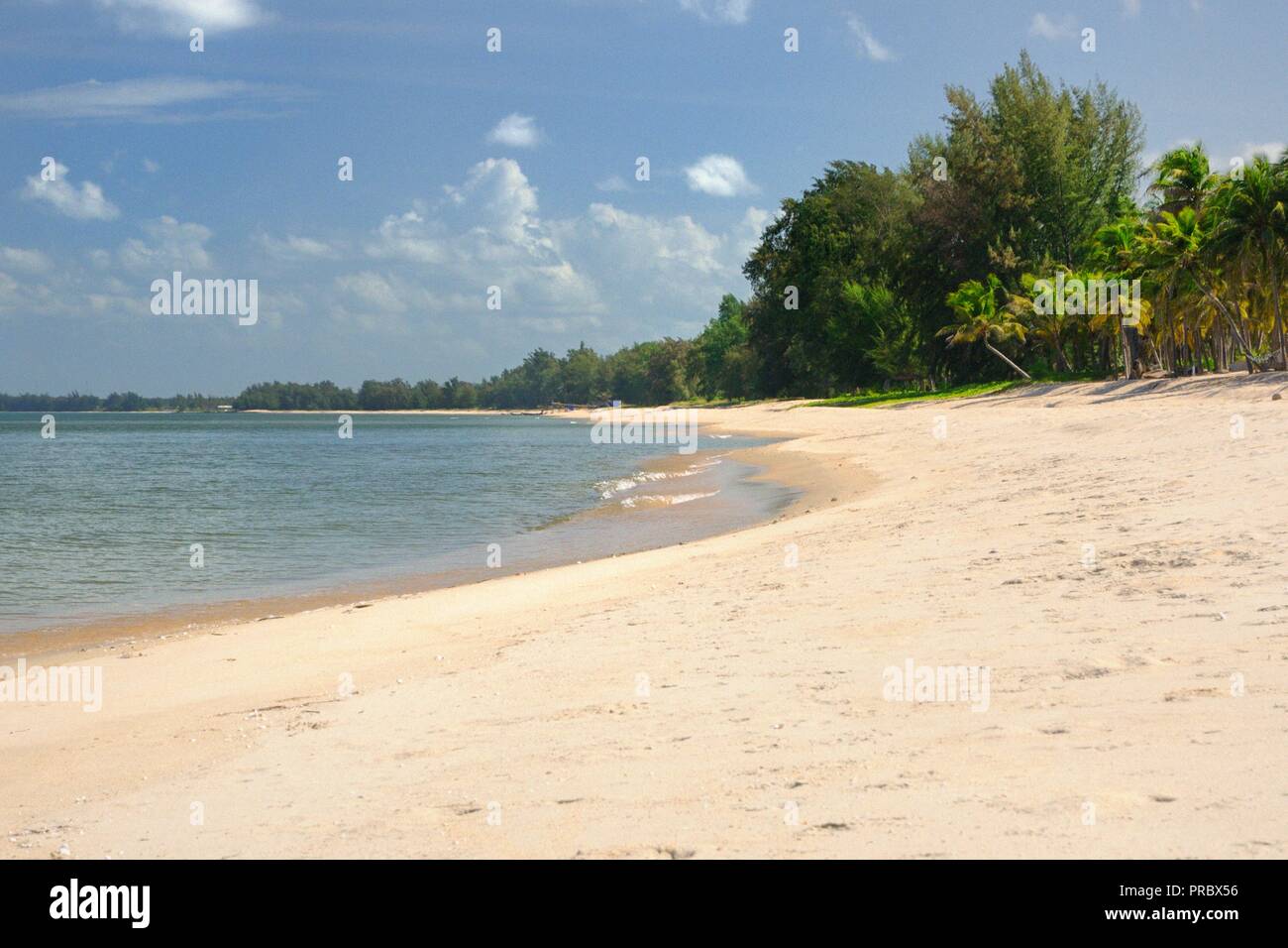 Des empreintes de pas dans le sable blanc de la plage de paradise Ban Krut à Bang Saphan district de Prachuap Khiri Khan province de Thaïlande. Banque D'Images