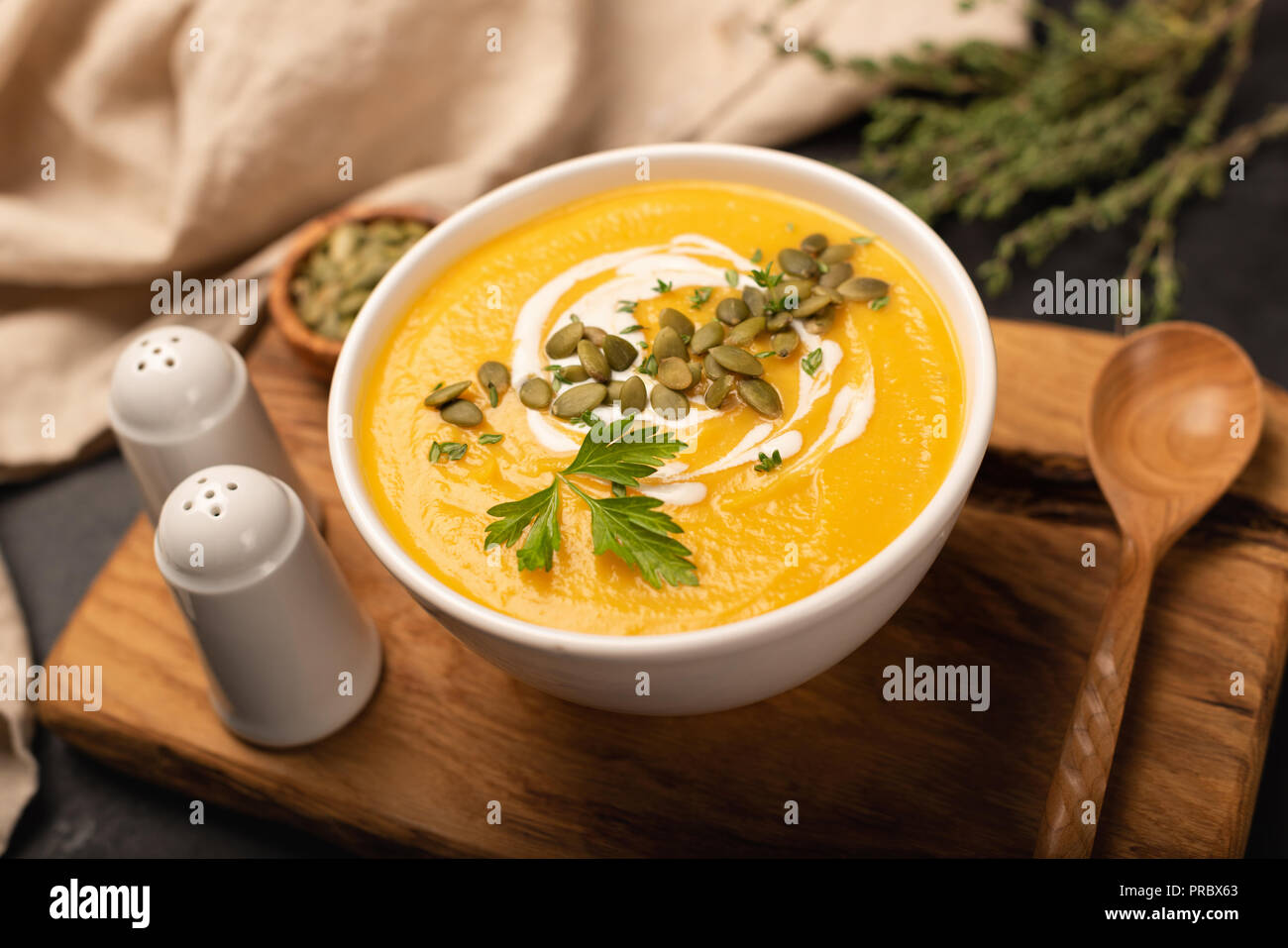 Crème de potiron en soupe à décor à la crème, les graines de citrouille et le thym. Selective focus Banque D'Images