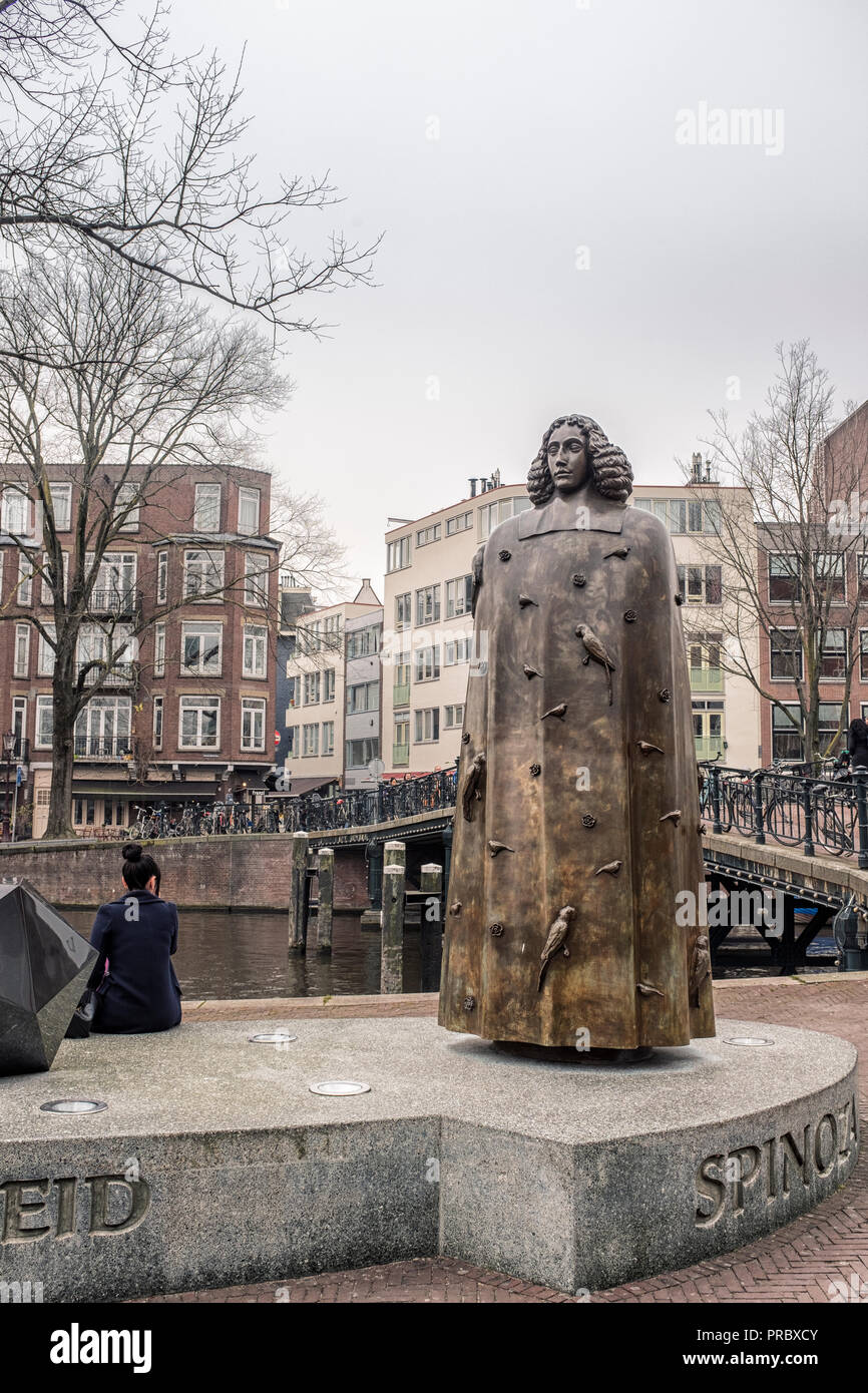 Pays-bas, Amsterdam,Jodenbuurt- la staue du philosophe juif Baruch Spinoza, avec la devise" Le but de l'état est la liberté', sur l'Amstel Banque D'Images