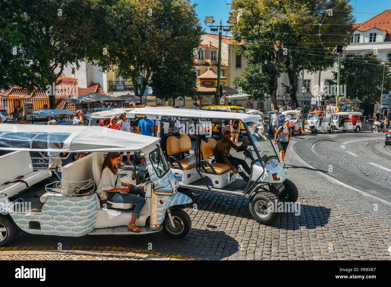Tuk-Tuk blanc des véhicules urbains de transport pour les touristes dans le centre historique se de Lisbonne, Portugal Banque D'Images