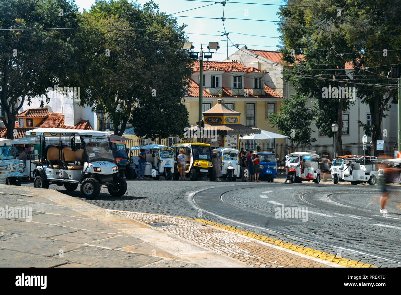 Tuk-Tuk blanc des véhicules urbains de transport pour les touristes dans le centre historique se de Lisbonne, Portugal Banque D'Images