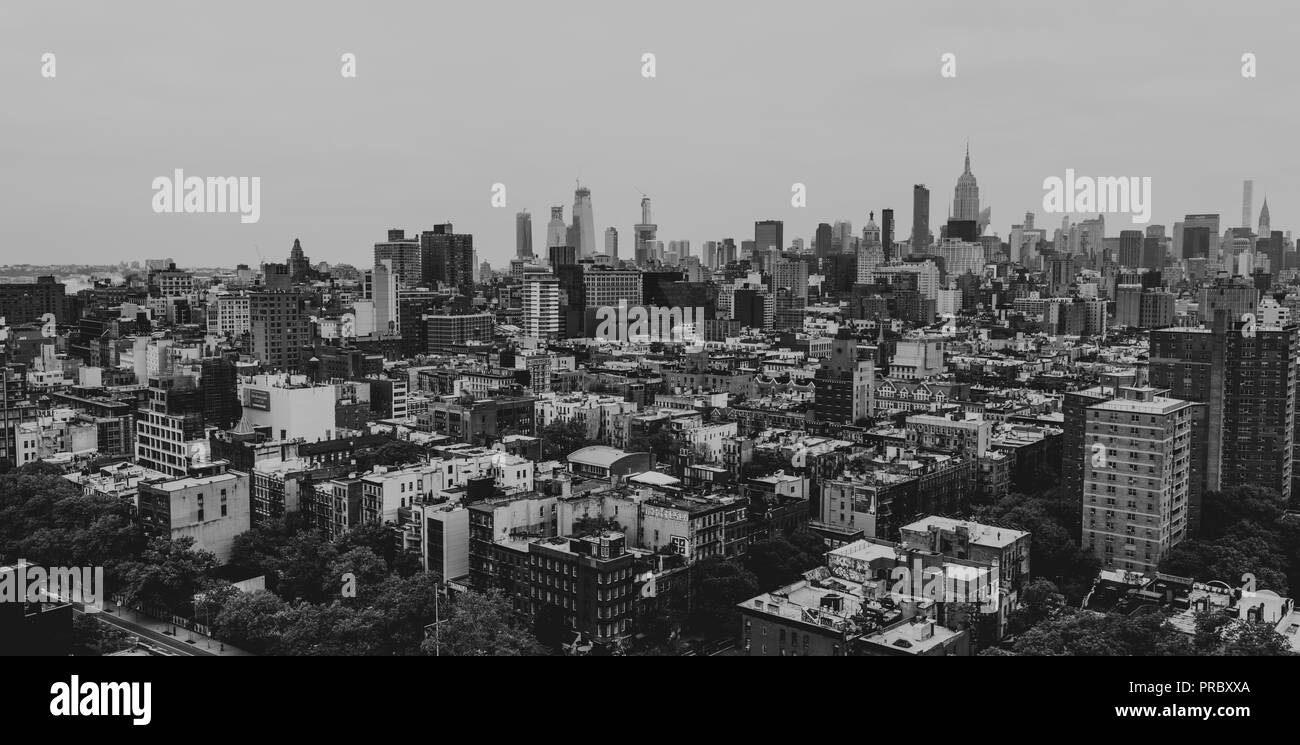 New York, USA - Le 28 mai 2018 : Noir et blanc vue aérienne de New York skyline et attractions. New York est une des villes les plus visitées au monde Banque D'Images