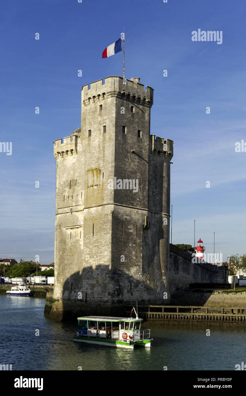 Dept Charente-Maritime.La ville de La Rochelle est sur la côte Atlantique de la France.La tour de Saint-Nicolas est à l'entrée du Vieux Port. Banque D'Images