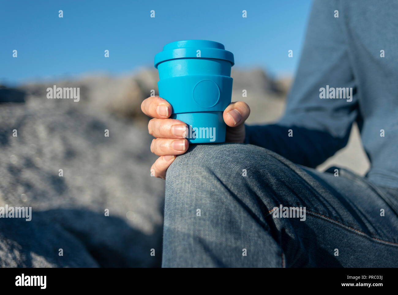 Portrait d'un homme tenant une tasse de café à emporter utilisable Banque D'Images