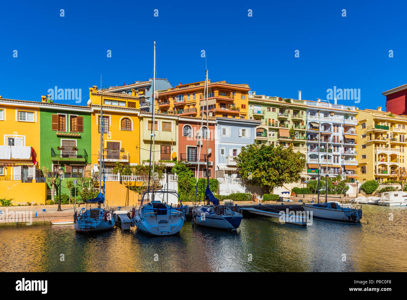 Quartier moderne avec port de plaisance dans Saplaja, province de Valence, Espagne Banque D'Images