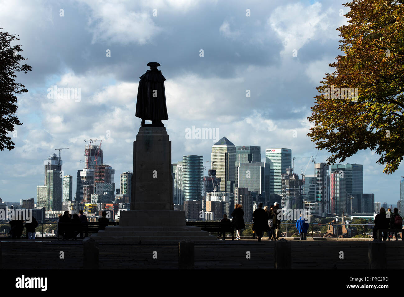 London Panorama depuis le Parc de Greenwich, Angleterre Royaume-uni. 22 septembre 2018 Statue du général James Wolfe face aux 20e et 21e cntury c Canary Wharf Banque D'Images