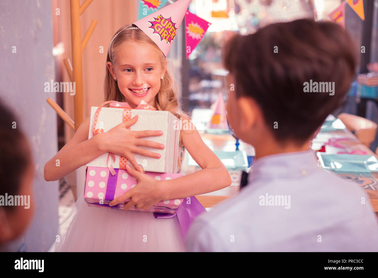 Girl holding émotionnelle les cadeaux et de regarder ses bons amis Banque D'Images