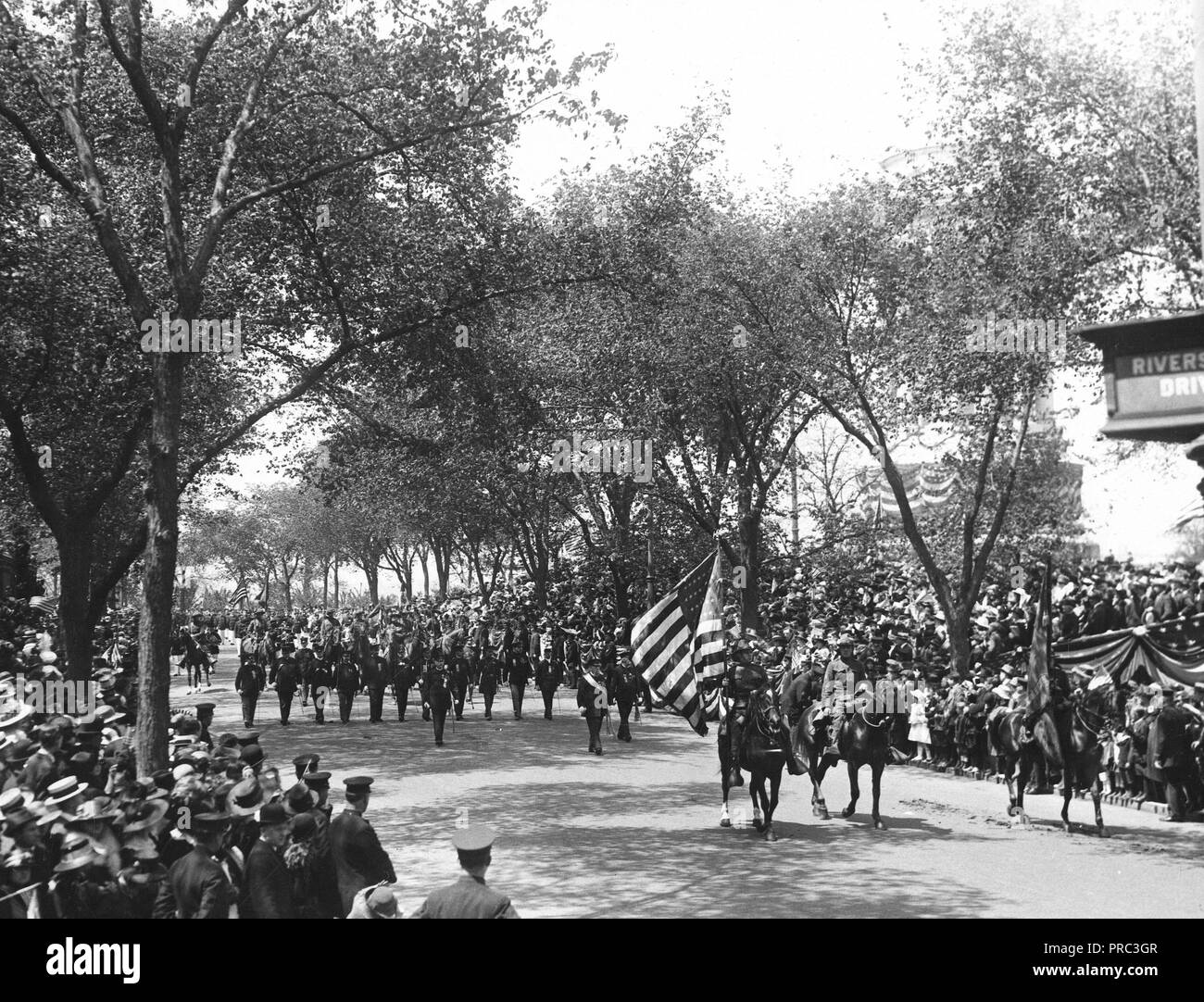 Légende originale - Scènes le long de la ligne de mars sur Riverside Drive, New York, pendant la parade du Jour du Souvenir, le 30 mai, 1917 Banque D'Images