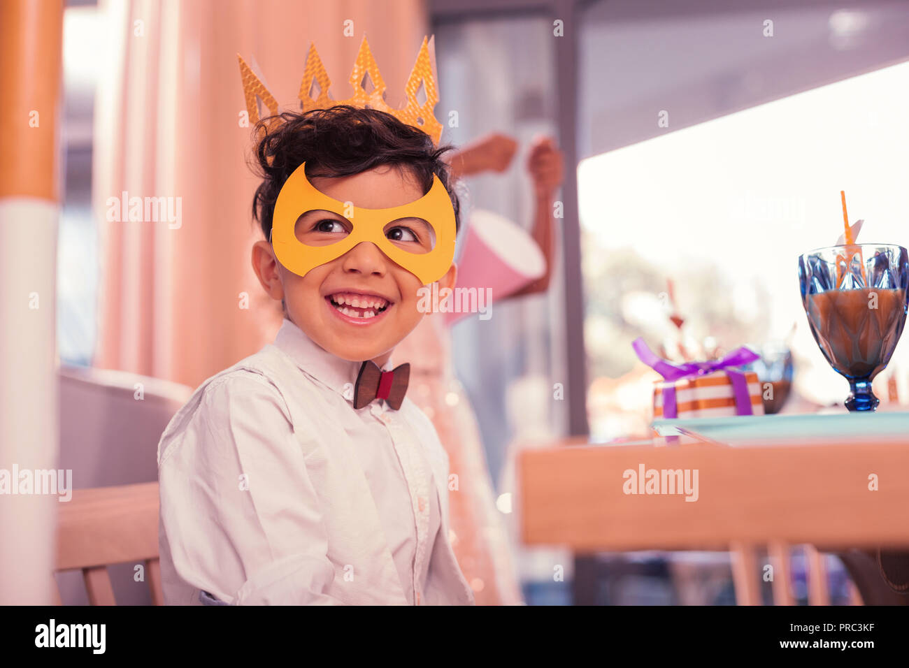 Happy boy portant masque de papier et à la préparer pour partie Banque D'Images
