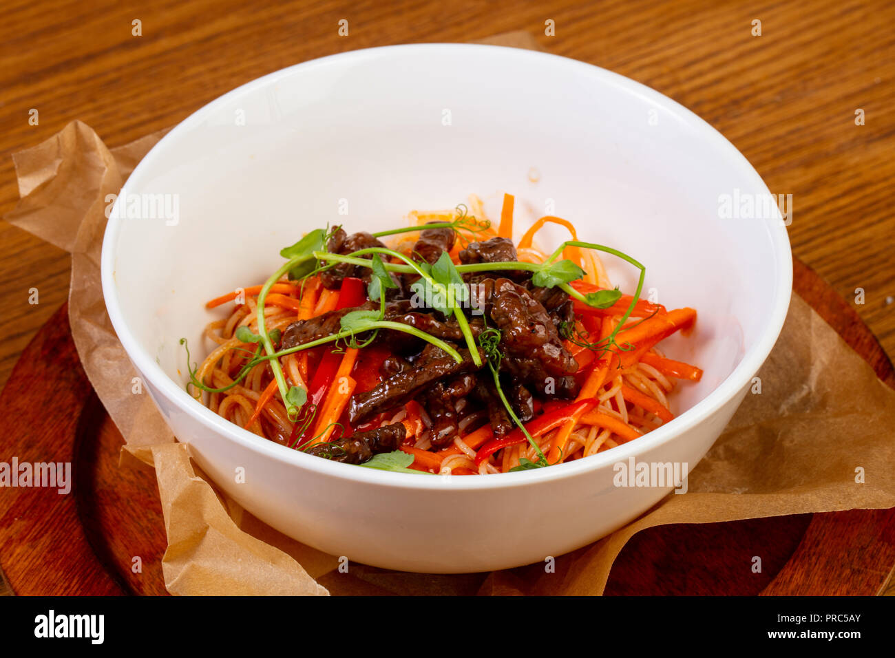Pâtes aux légumes et boeuf Banque D'Images