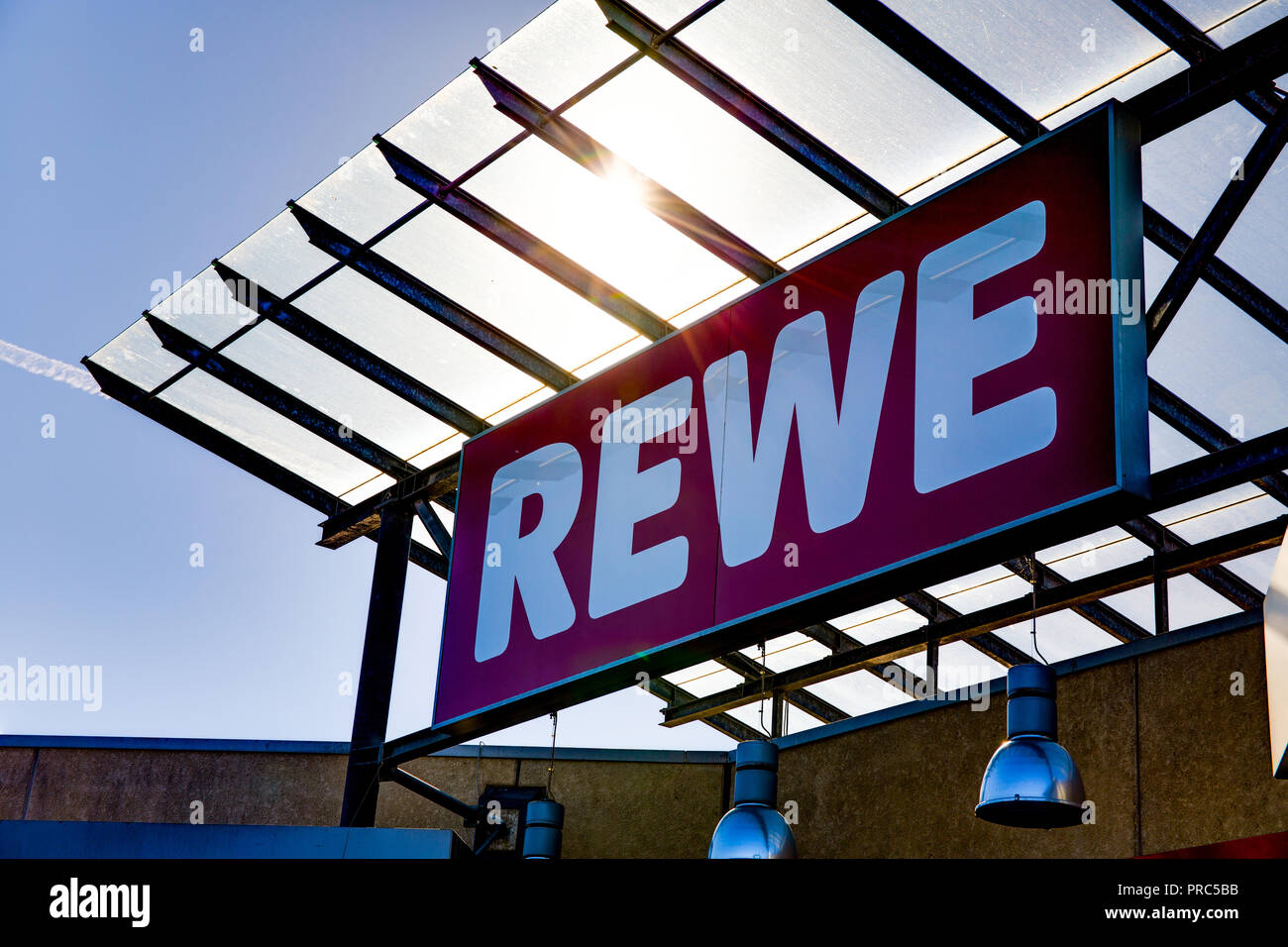 Rüsselsheim, Allemagne - 30 septembre 2018 - signe de la société allemande Rewe supermarché contre la lumière du soleil, en contre-jour Banque D'Images