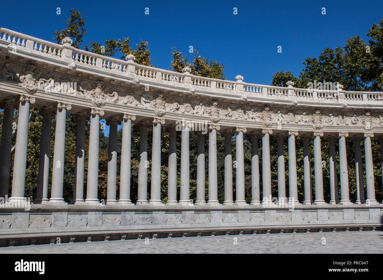 Colonnade de monument au roi Alphonse XII en Buen Retiro Park (Parque del Buen Retiro) dans le centre de Madrid, Espagne, Europe. Banque D'Images