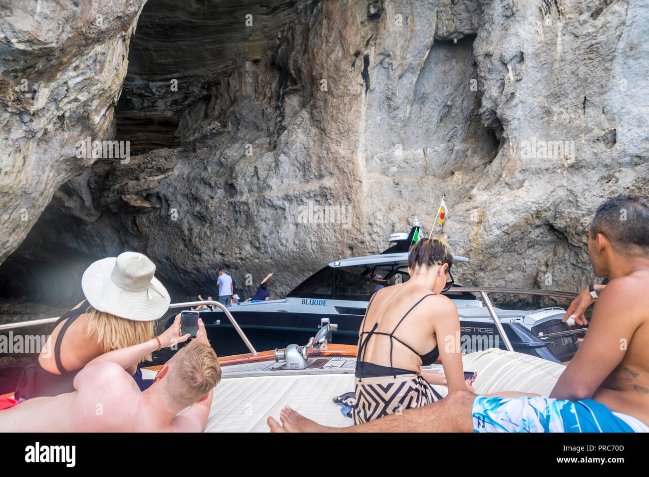 Excursion en bateau de tourisme, explorer des grottes, visite, grotte bleue, Capri côte amalfitaine Italie Europe travel concept, concept touristique, tour en bateau Banque D'Images