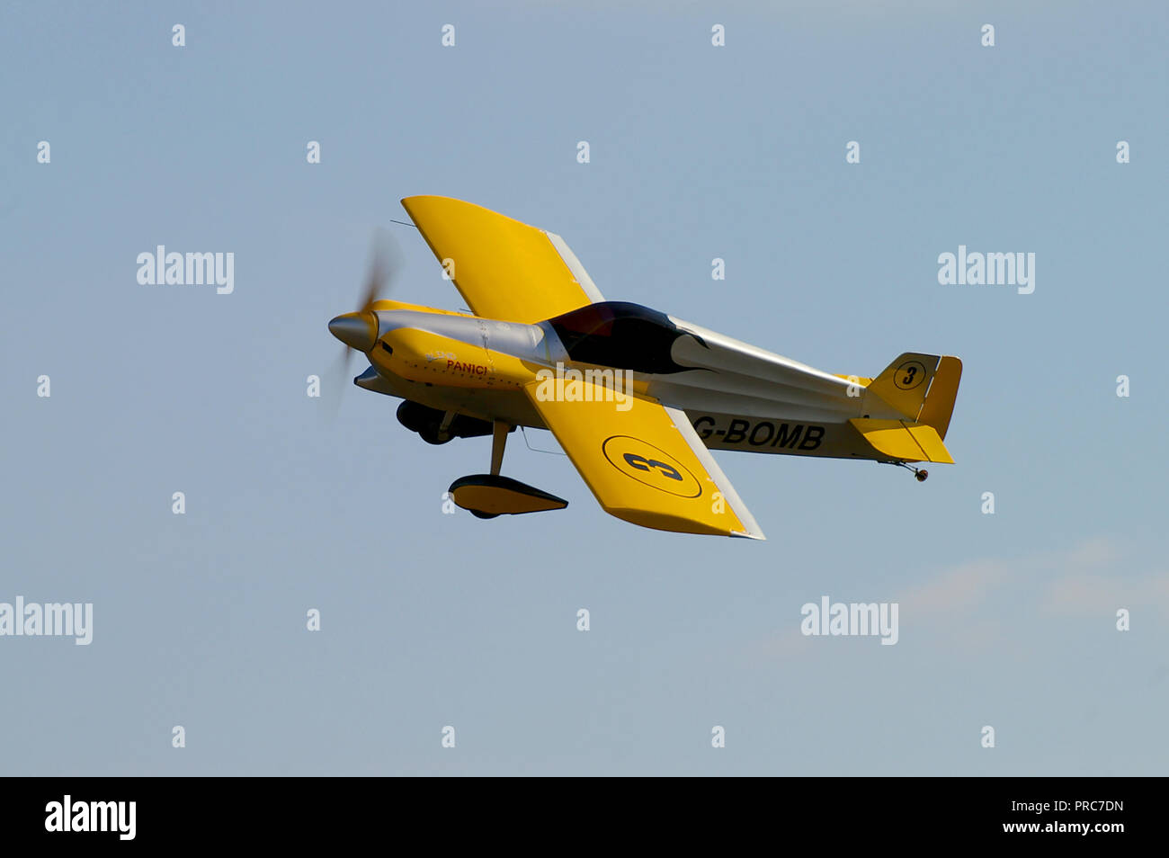 Ford Cassutt Racer IIIM G-Bomb racing plan affiché par Richard Grace dans le cadre des ducs de Cassutt display team flying in sky Banque D'Images