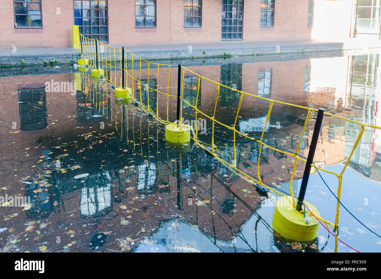 Barrière de police de l'autre côté du canal dans le centre-ville de Birmingham, tandis que le parti conservateur Conference 2018 aura lieu à l'ICC. Banque D'Images