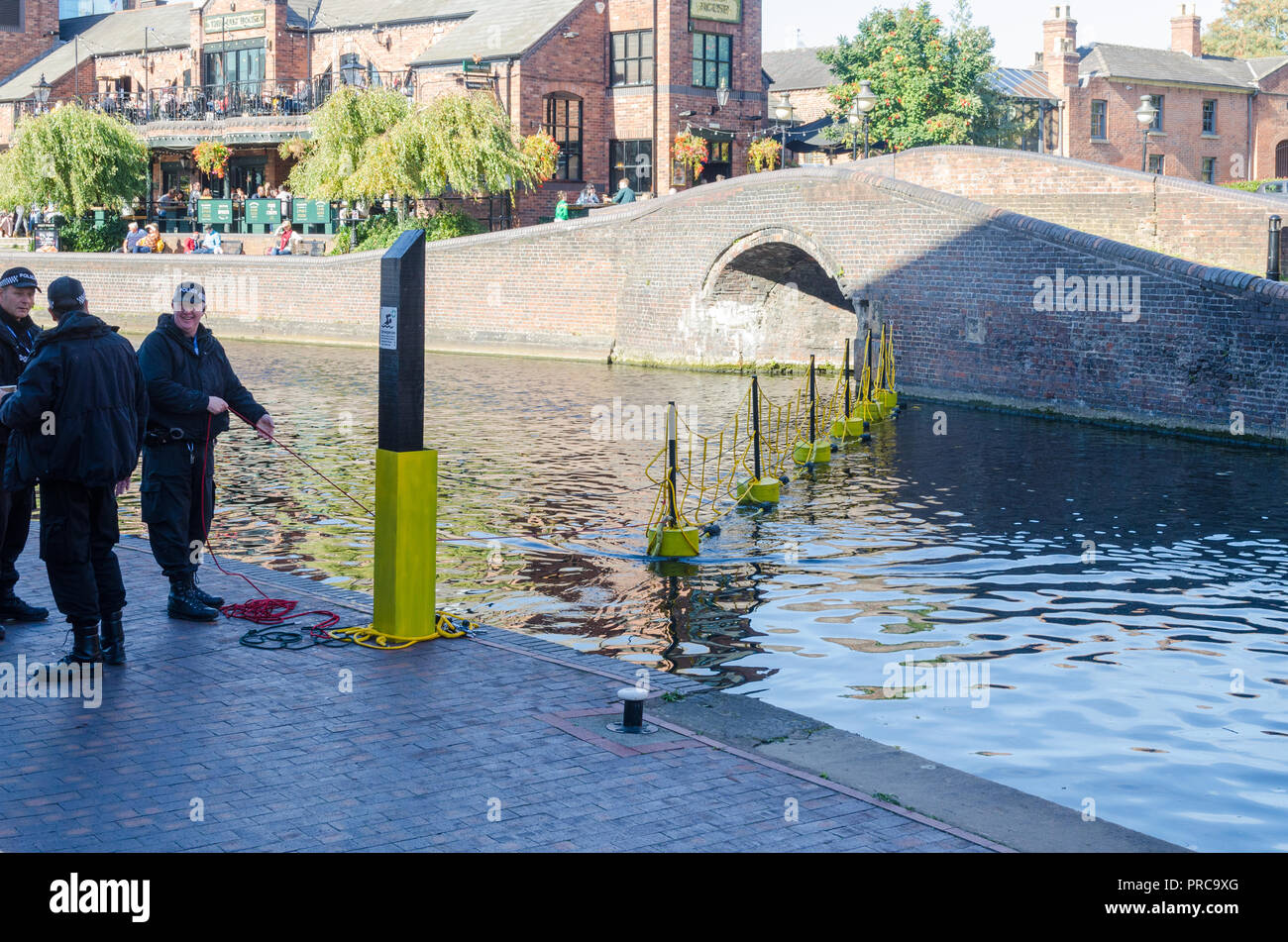 Barrière de police de l'autre côté du canal dans le centre-ville de Birmingham, tandis que le parti conservateur Conference 2018 aura lieu à l'ICC. Banque D'Images