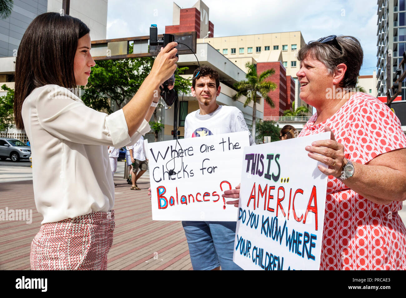 Miami Floride, manifestation manifestant protestant, les familles appartiennent ensemble Free enfants immigration illégale, les médias sociaux, la frontière mexicaine fa Banque D'Images