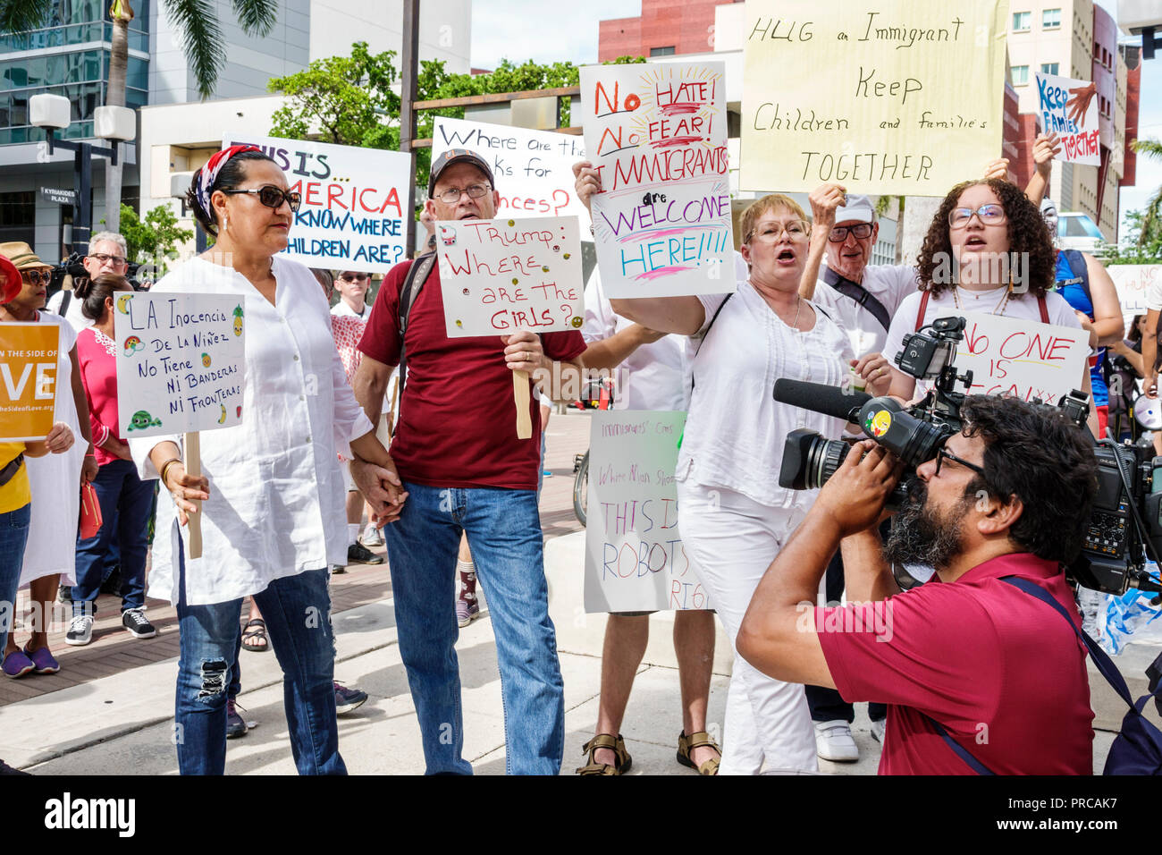 Miami Floride, manifestation protestant protestant, les familles appartiennent ensemble Free enfants immigration illégale, médias, vidéo numérique videocam c Banque D'Images