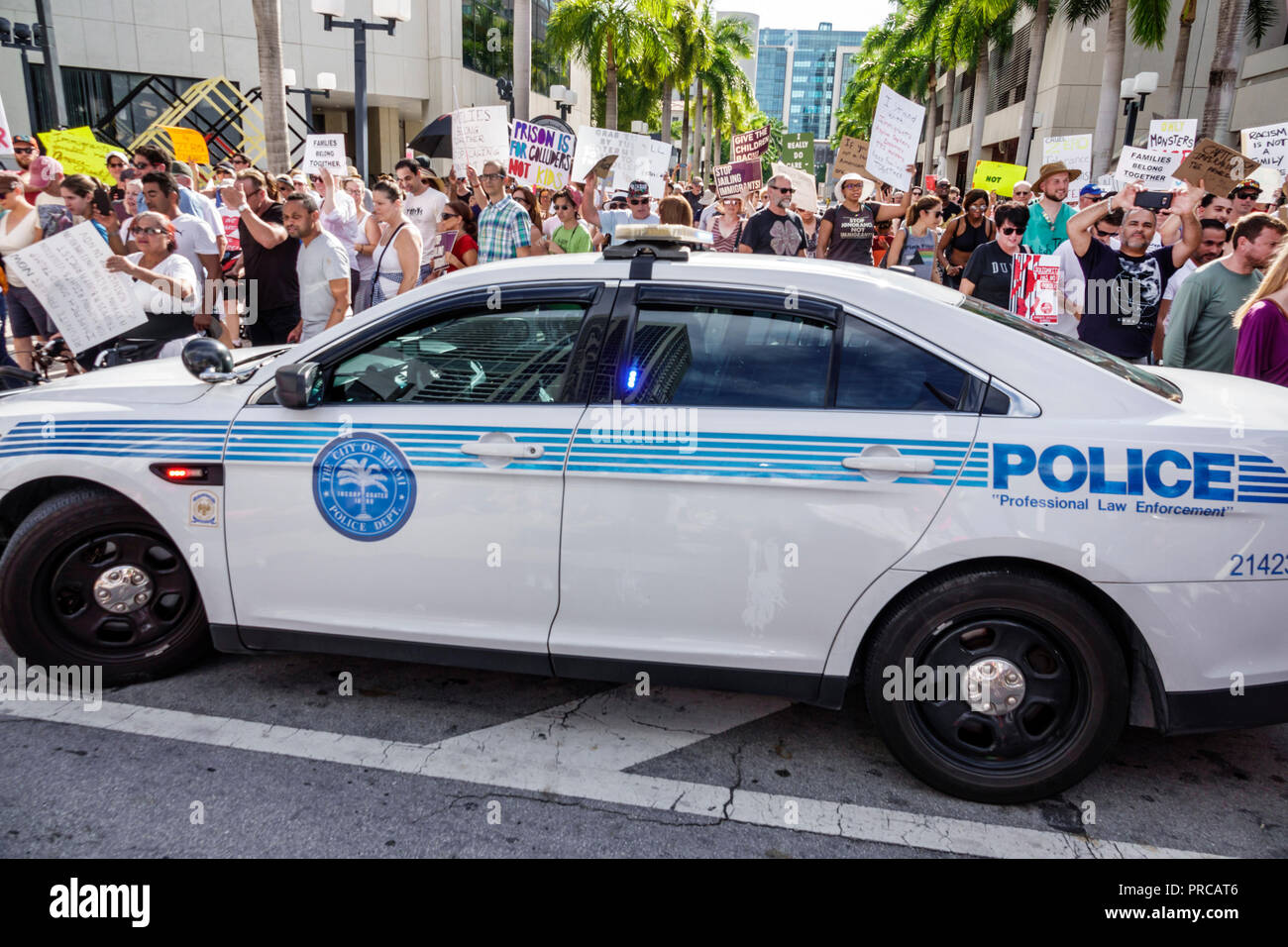 Miami Florida, manifestation manifestant protestant, les familles appartiennent ensemble Free enfants immigration illégale, frontière mexicaine famille separati Banque D'Images