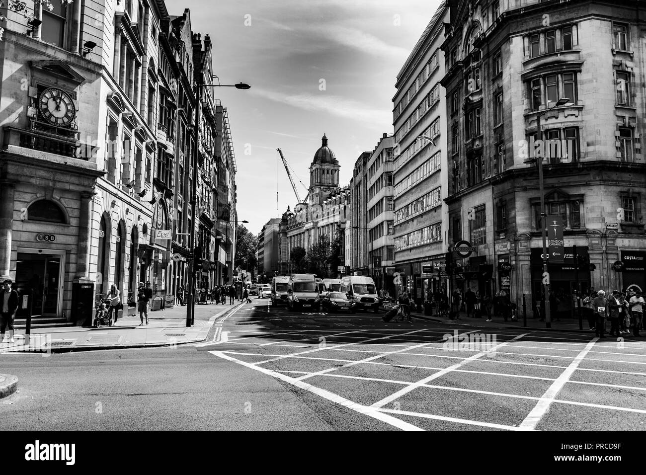 Scène de rue de Holborn, bas sur le centre de Londres, au Royaume-Uni. L'intersection du Kingsway et High Holborn dans la ville Banque D'Images