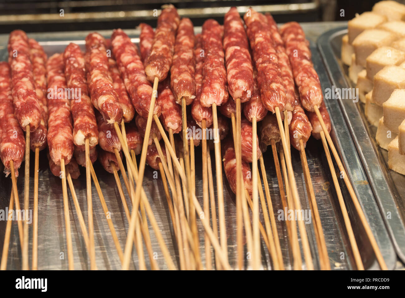 L'alimentation de rue en Asie. La viande sur un bâton. L'alimentation de rue chinois Banque D'Images